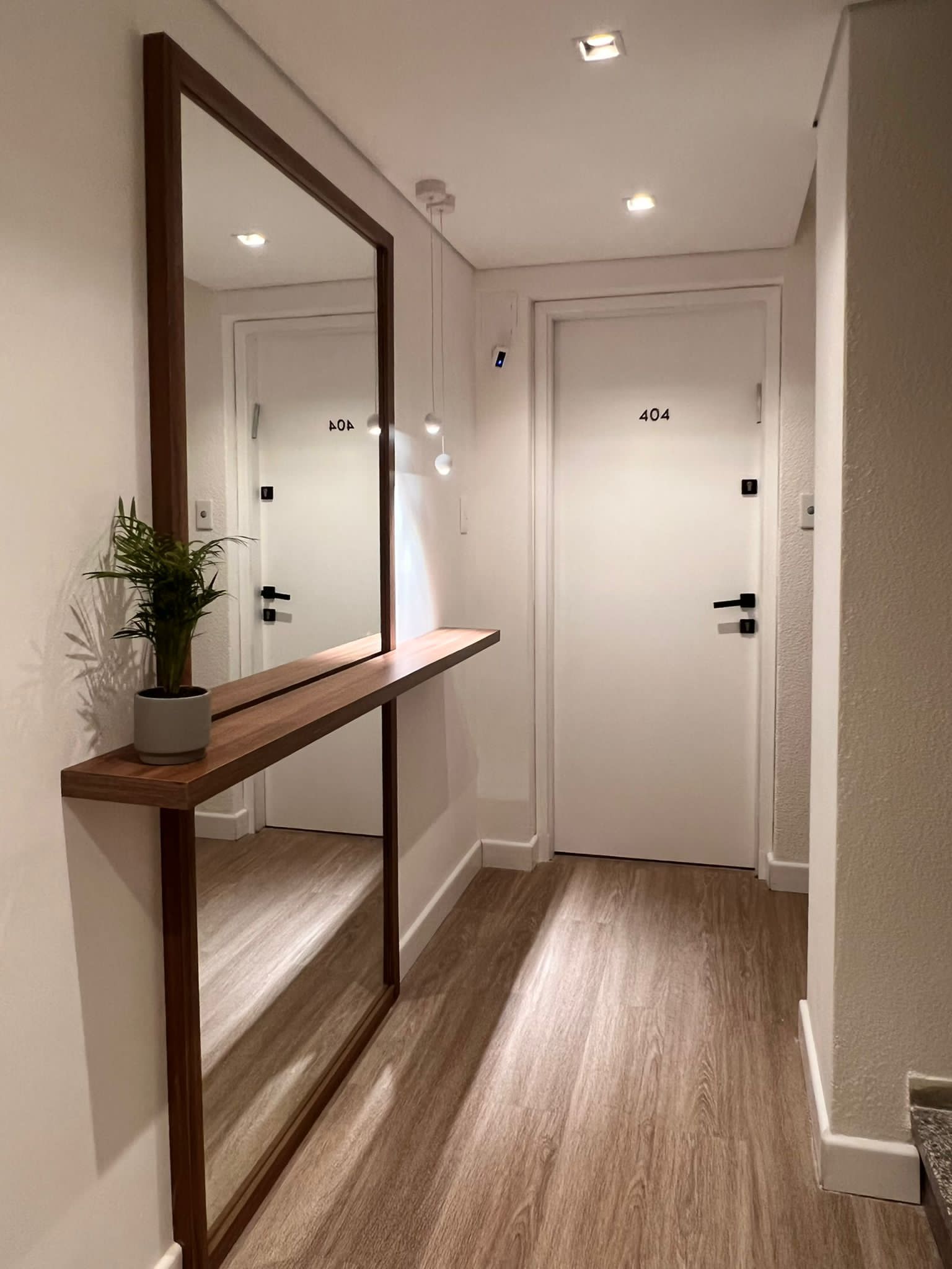 Recibidor con consola de madera y terminación en drywall