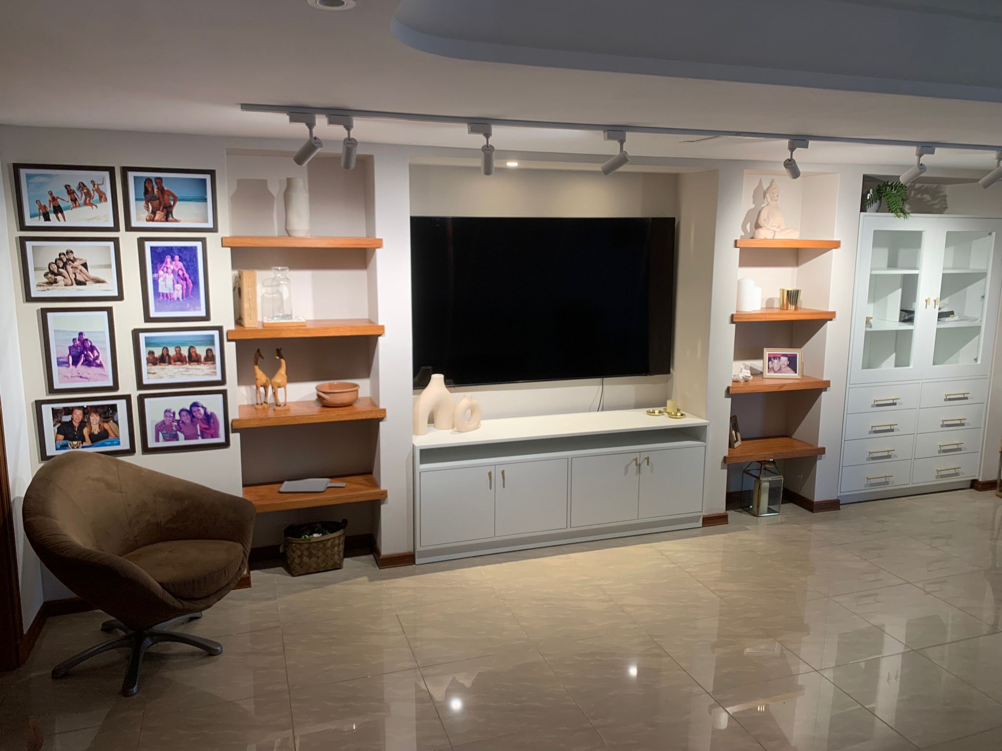 Living con mueble de TV y estantes flotantes
