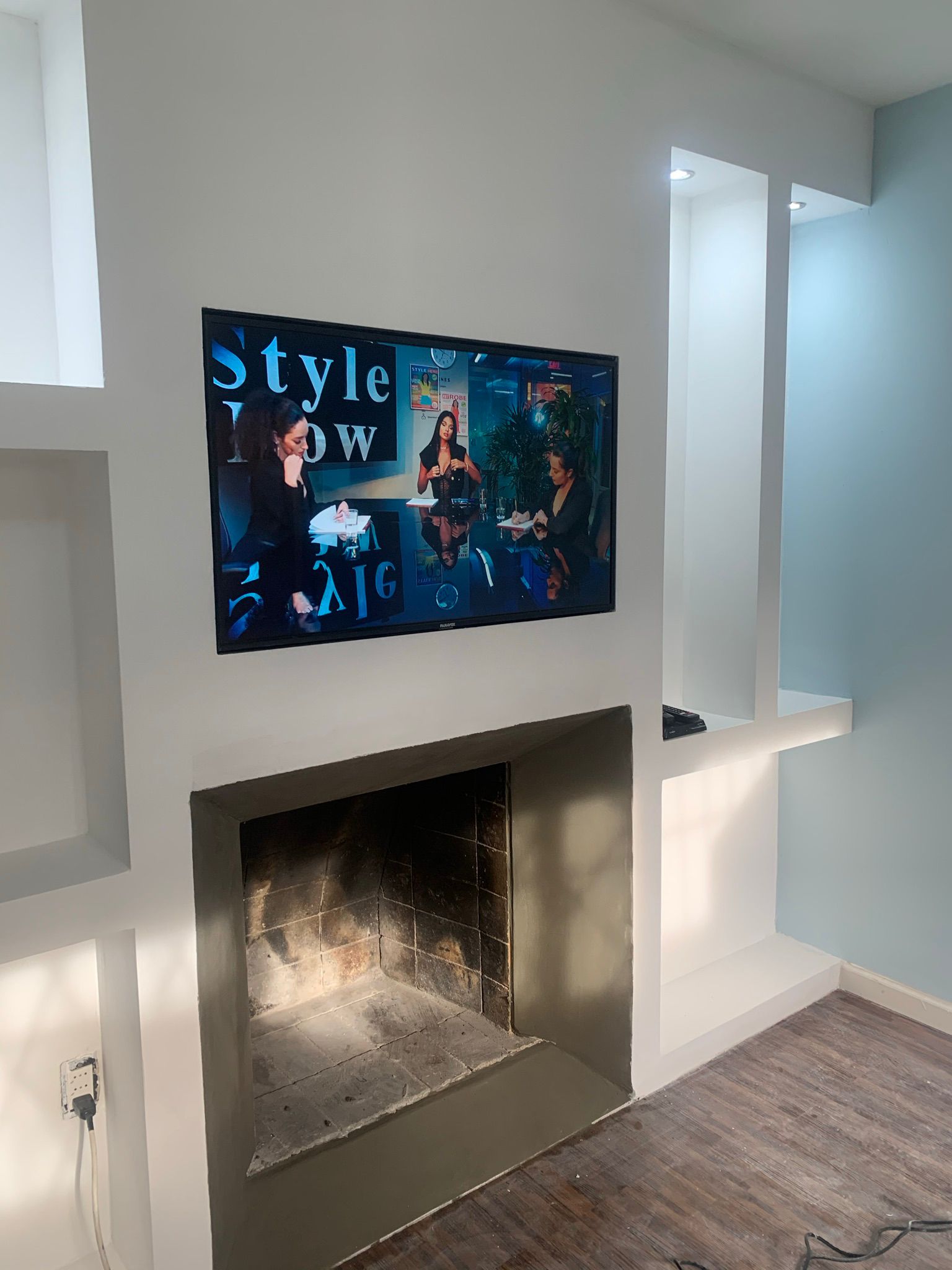 Chimenea con panel de TV en drywall