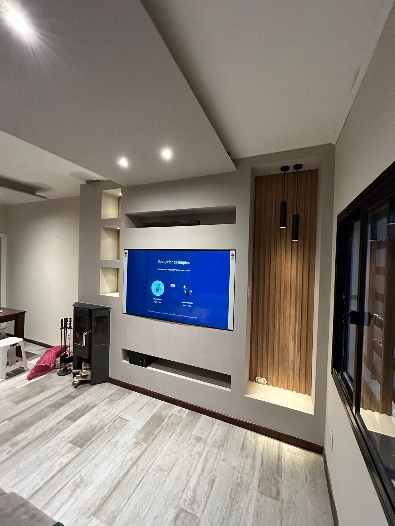 Panel de TV con revestimiento de madera e iluminación