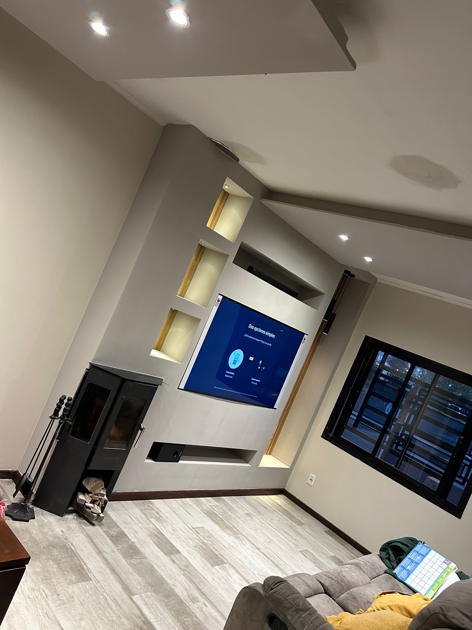 Nichos decorativos con estantes e iluminación LED