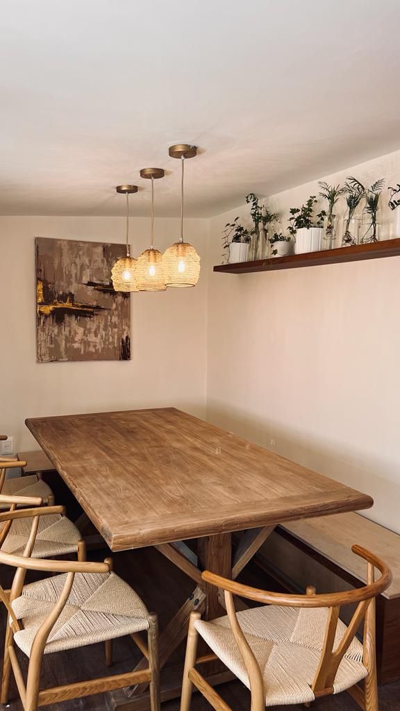 Comedor con revestimiento y mesada de madera