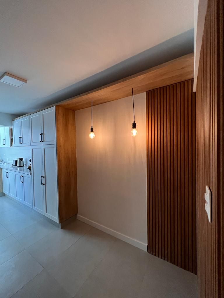 Revestimiento de madera con muebles e iluminación