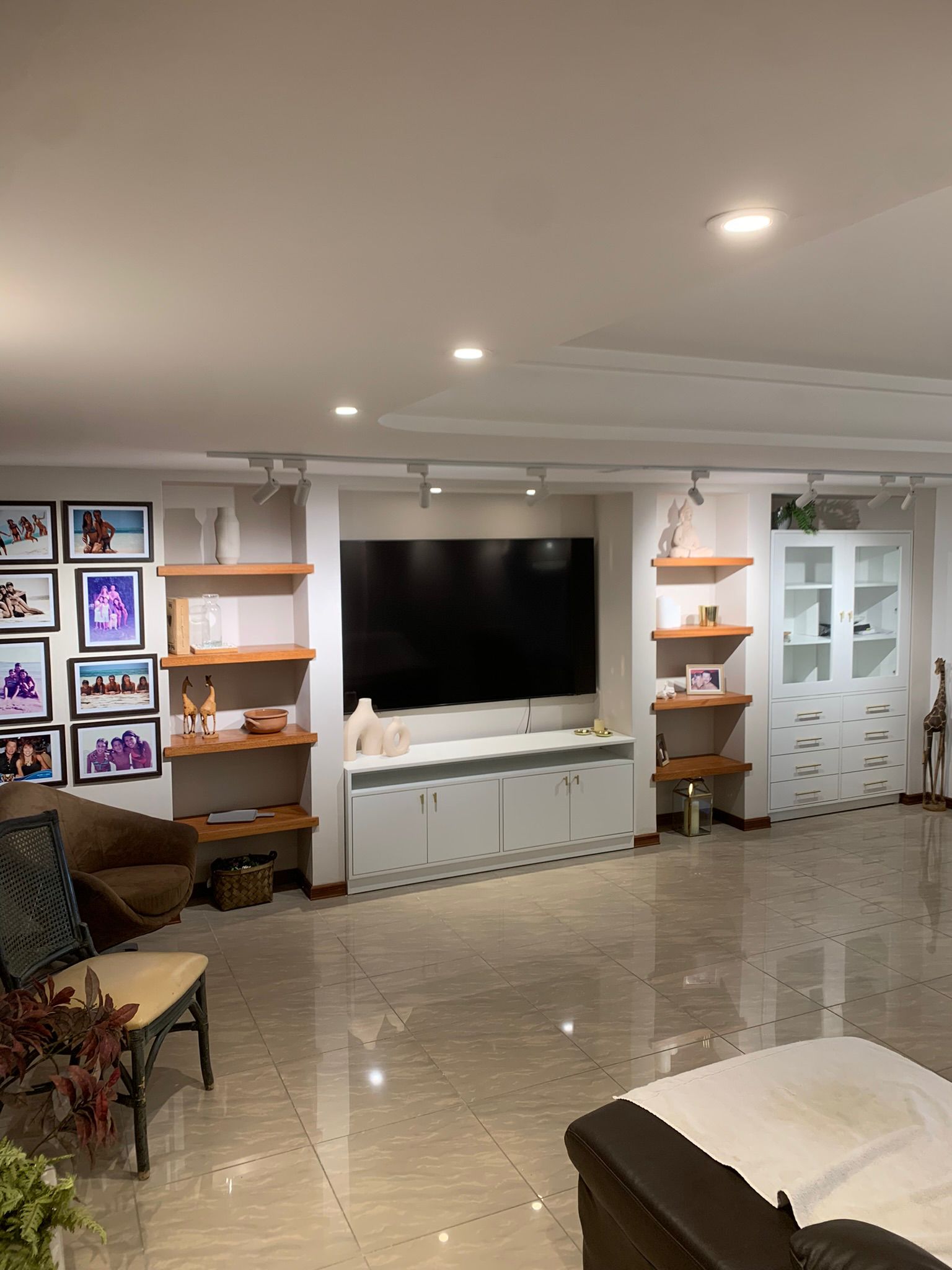 Mueble de TV en drywall con estantes de madera