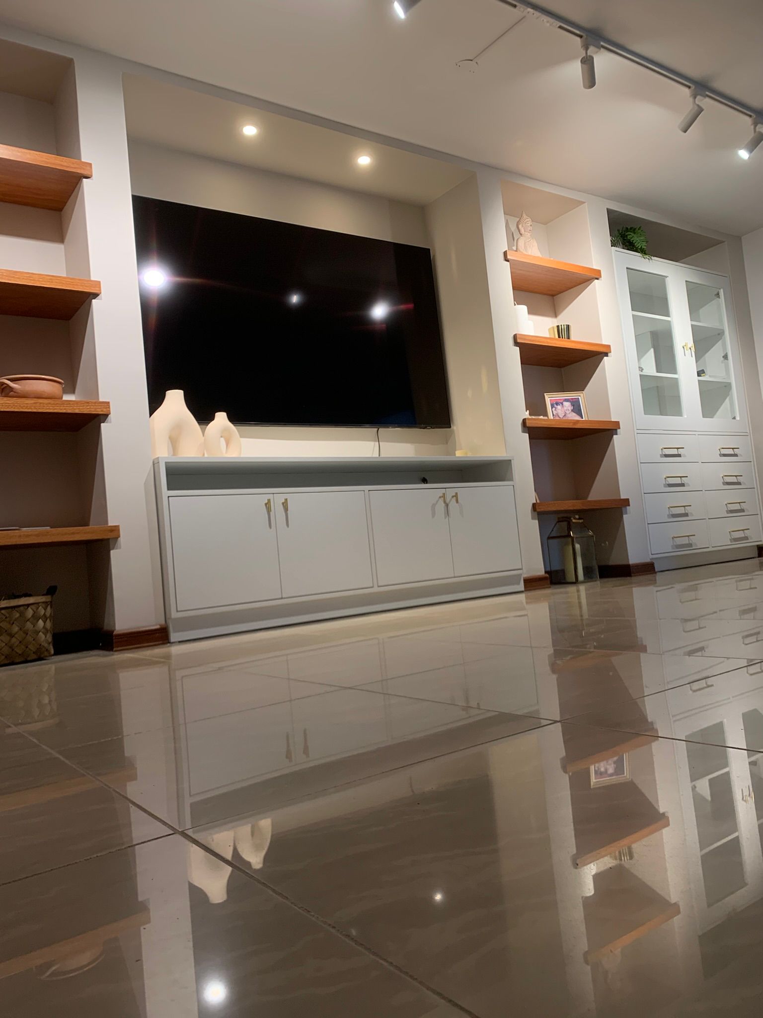 Pared de TV con estantería y muebles a medida